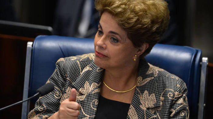 A ex-presidente Dilma Rousseff apresentou nesta quinta-feira (1º) uma ação no Supremo Tribunal Federal (STF) para anular a condenação no impeachment e determinar que o Senadorealize uma nova votação no processo. O impeachment de Dilma foi aprovado pelo plenário do Senado por 61 votos a 20. Ela foi condenada sob a acusação de ter cometido crimes de responsabilidade fiscal – as chamadas "pedaladas fiscais" no Plano Safra e os decretos que geraram gastos sem autorização do Congresso Nacional Protocolado às 9h14 desta quinta, o mandado de segurança foi distribuído por sorteio para o ministro Teori Zavascki, que será o relator do caso. O pedido inclui um pedido de decisão liminar (provisória) para suspeder os efeitos da decisão desta terça, de modo que o presidente Michel Temer volte a ser interino até uma decisão final do plenário do STF sobre a ação.
Além de um novo julgamento no impeachment, a defesa de Dilma pede que o STF anule dois artigos da Lei 1.079, de 1950, usados pela acusação para imputar crimes de responsabilidade a Dilma. A estratégia vinha sendo estudada antes da decisão do Senado, como adiantou o G1 na última sexta (30). A ideia é que a Corte declare como contrários à Constituição de 1988 o item 4 do artigo 10 da lei e o artigo 11. Se esses dispositivos fossem eliminados na legislação, faltaria base para enquadrar os atos imputados a Dilma como crimes, o que poderia a absolver. O primeiro artigo define como crime de responsabilidade "infringir, patentemente, e de qualquer modo, dispositivo da lei orçamentária" e foi usado para enquadrar os decretos que abriram créditos suplementares supostamente incompatíveis com a meta fiscal, o que só seria possível com aval do Congresso. O outro é o artigo 11, que define crimes de responsabilidade "contra a guarda e legal emprego dos dinheiros públicos", como por exemplo, "contrair empréstimo, emitir moeda corrente ou apólices, ou efetuar operação de crédito sem autorização legal".
A ação argumenta que Dilma tem o "direito líquido e certo de ser processada dentro dos "limites impostos pela Constituição e pela legislação pertinentes". "Tal julgamento apenas será legítimo, porém, se aplicar as normas incriminadoras compatíveis com a Constituição Federal, não as normas que, tendo entrado em vigor em 1950, não subsistem à luz da atual Constituição", diz a peça. O ex-ministro e advogado de Dilma, José Eduardo Cardozo, já havia informado nesta quarta-feira (31) que iria acionar o STF para contestar o impeachment. Na ocasião, ele disse que as ações iriam contestar "irregularidades formais no processo". (Crédito: Reprodução)
