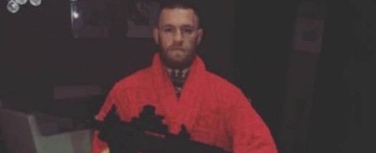 Conor McGregor causa polêmica ao postar foto armado
