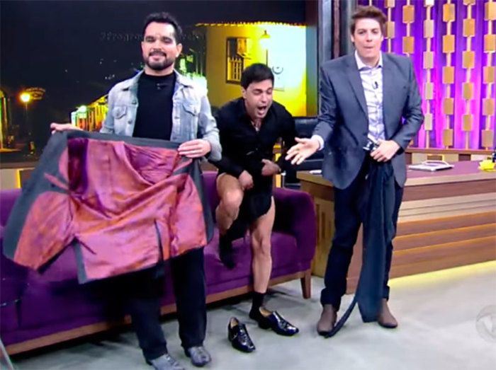 Zezé di Camargo tira calça em programa (Crédito: Reprodução)