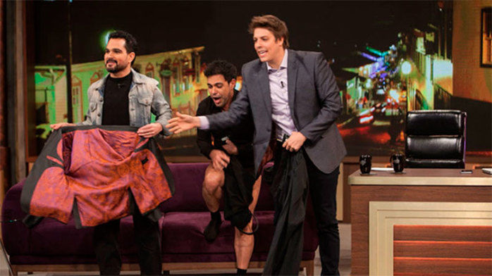 Zezé di Camargo tira calça em programa (Crédito: Reprodução)