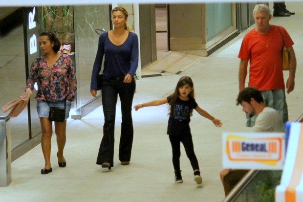Grazi Massafera com a filha, Sofia, e o pai, Gilmar, em shopping no Rio (Crédito: AgNews)