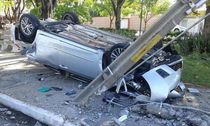 O veículo ficou destruido (Crédito: Reprodução)