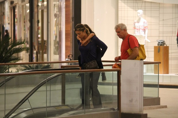 Grazi Massafera com a filha, Sofia, e o pai, Gilmar, em shopping no Rio (Crédito: AgNews)