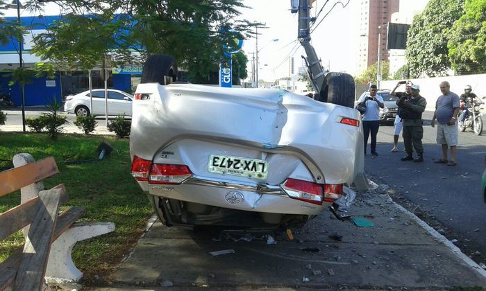 O veículo ficou destruido (Crédito: Reprodução)