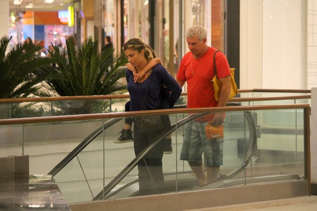 Grazi Massafera com a filha, Sofia, e o pai, Gilmar, em shopping no Rio (Crédito: AgNews)