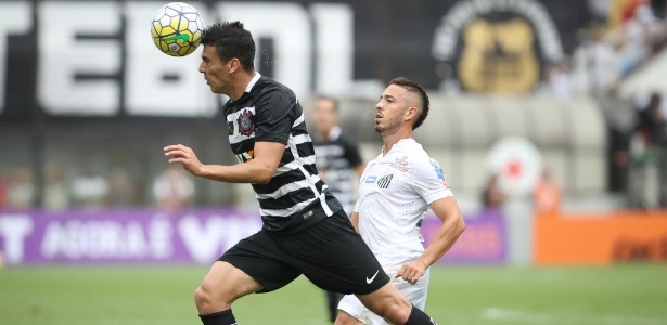 Jogadores disputam a bola no clássico (Crédito: Folha Press)