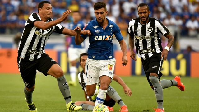 Jogadores de Botafogo e Cruzeiro disputam a bola no Mineirão (Crédito: Estadão Conteúdo)