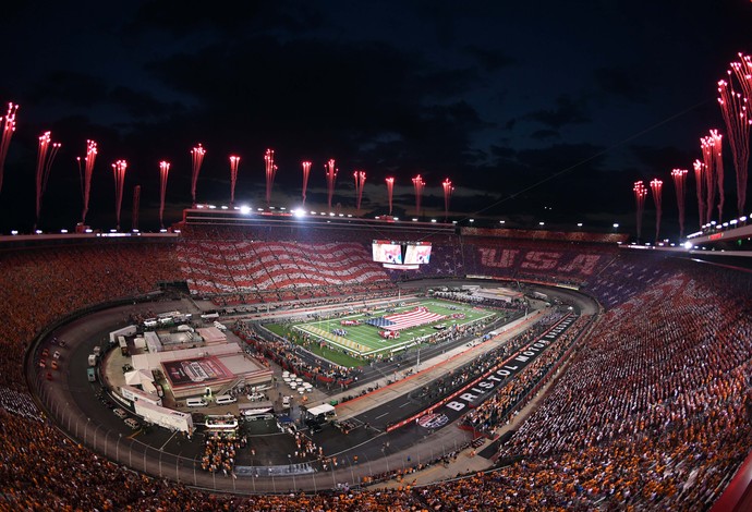 Jogo de futebol americano com a presença de 150 mil pessoas em campo montado em autódromo (Crédito: Reuters)