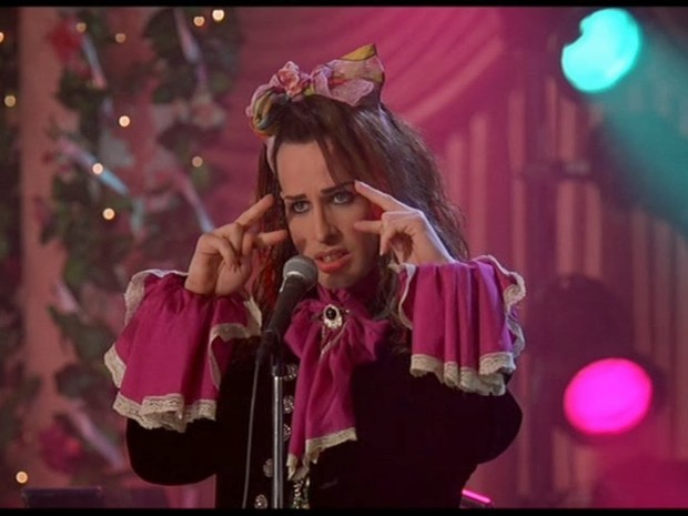 Alexis Arquette em 'Afinado no amor' (Crédito: Reprodução)