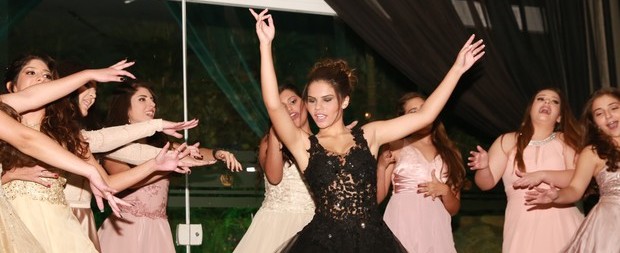 Atriz de Caminhos das Índias festeja 15 anos com muito luxo