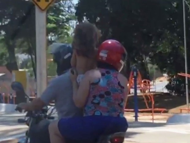 Menina em pé entre o piloto e a mulher (Crédito: Reprodução)