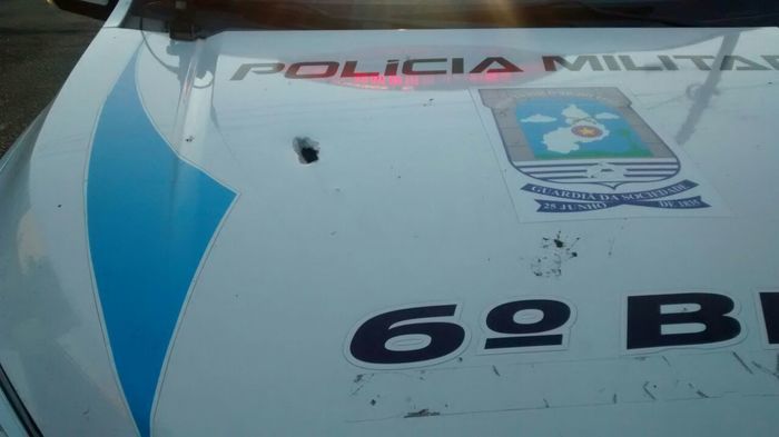 Viatura alvejada a tiros