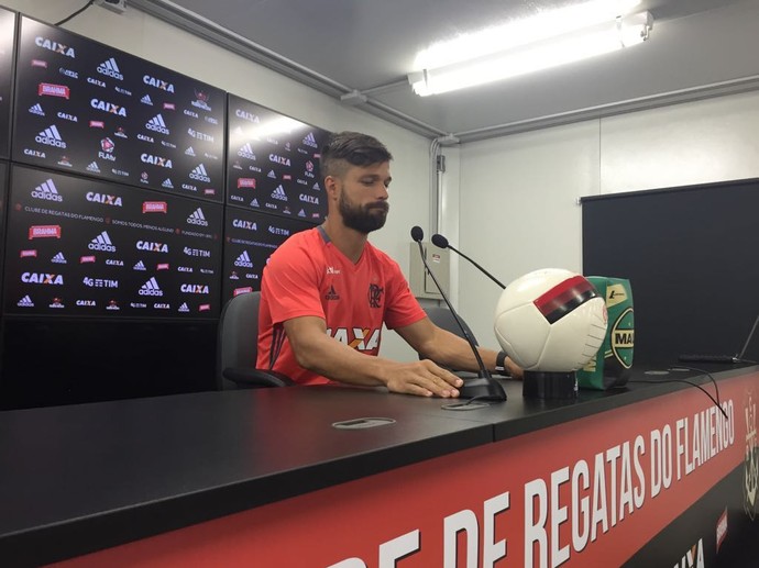 Diego durante entrevista na sala de imprensa (Crédito: GloboEsporte.com)