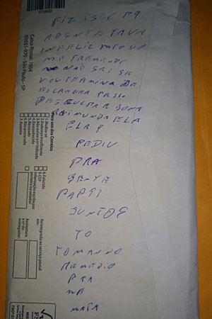 Bilhete escrito à mão estava na casa onde casal foi encontrado morto no DF (Crédito: Reprodução)