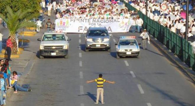 Criança tenta parar marcha contra casamento gay no México (Crédito: Manuel Rodríguez)