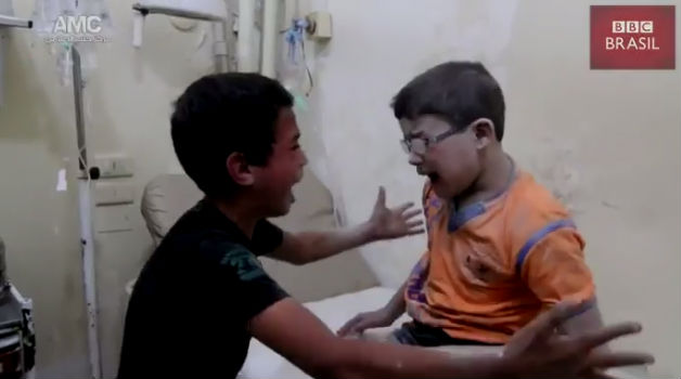 Garotos choram a morte do amigo (Crédito: Reprodução)