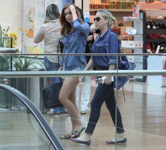 Marina Ruy Barbosa circula em shopping com sua mãe (Crédito: Agnews)