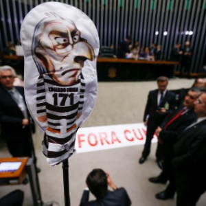 Deputados levaram um boneco simbolizando a figura de Cunha com roupa de presidiário (Crédito: Folhapress)