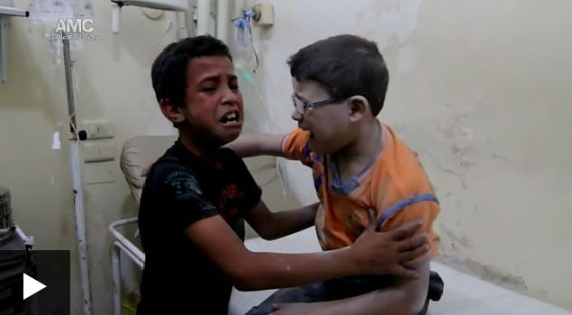 Garotos choram a morte do amigo (Crédito: Reprodução)
