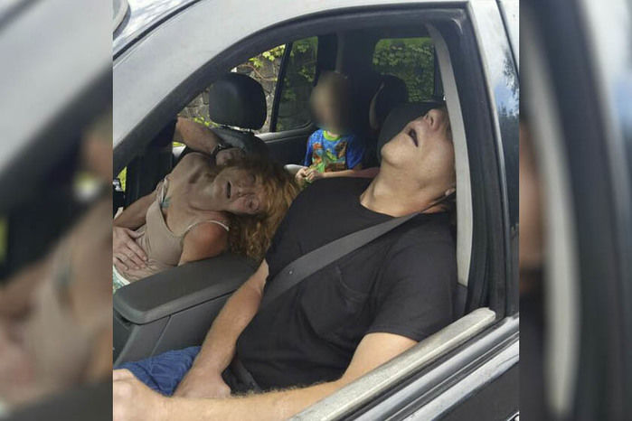 Pais têm overdose em carro com o filho de 4 anos no banco de trás (Crédito: Reprodução)