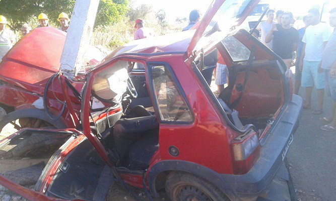 Fiat ficou destruído após colisão (Crédito: Picos 40 Graus)