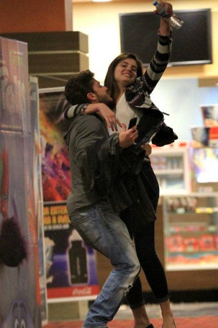 Camila Queiroz e Klebber Toledo (Crédito: Extra)