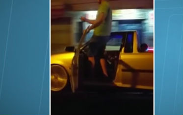 Motorista chama atenção por dirigir em pé fora do veículo (Crédito: Reprodução)