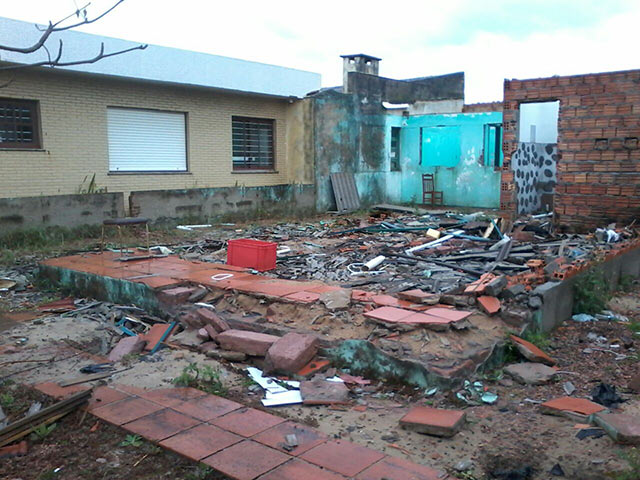 O que restou da casa após o roubo (Crédito: Reprodução)