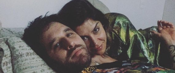Rafinha Bastos ao lado da amada