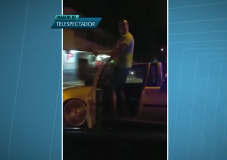 Motorista chama atenção por dirigir em pé fora do veículo (Crédito: Reprodução)