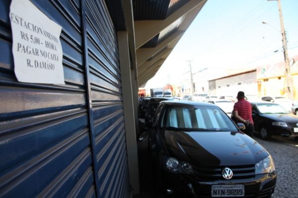 Veículos estacionados em calçadas em Teresina (Crédito: Efrém Ribeiro)