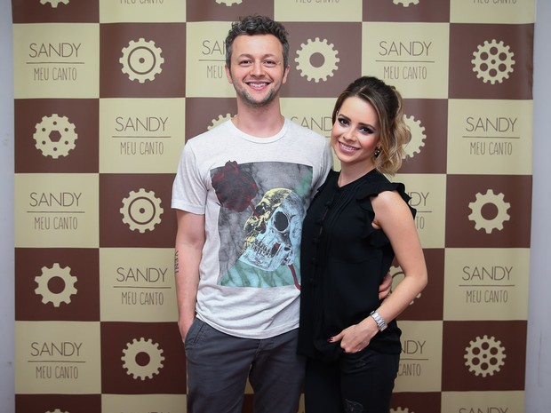 Sandy ganha beijo carinhoso de Lucas Lima em bastidores de show (Crédito: Reprodução)