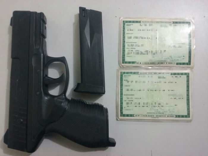 Menor é apreendido e jovem é preso com simulacro de arma de fogo (Crédito: Plantão Policial PI)
