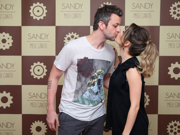 Sandy ganha beijo carinhoso de Lucas Lima em bastidores de show (Crédito: Reprodução)