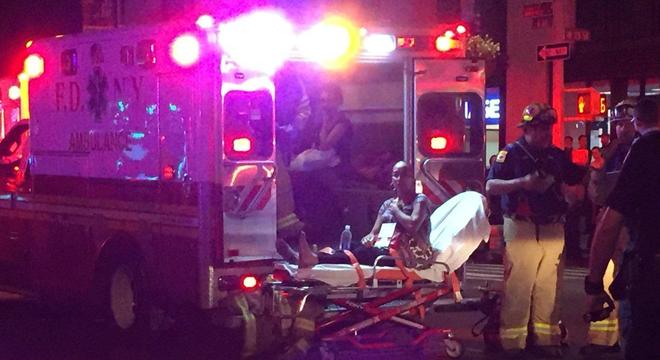 Três pessoas foram vistas sendo levadas em ambulância (Crédito: New York Daily News)