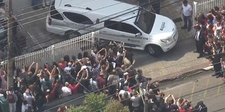 Corpo de Domingos Montagner deixa velório rumo a cemitério (Crédito: Reprodução)