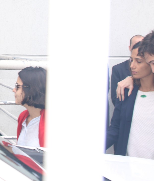Camila é amparada pelo namorado (Crédito: Thiago Duran/ Ag. News)