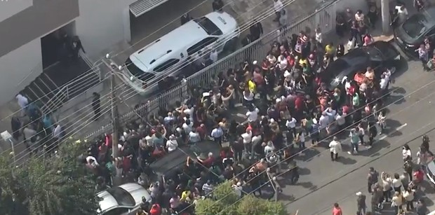 Corpo de Domingos Montagner deixa velório rumo a cemitério (Crédito: Reprodução)