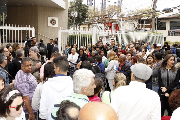 Amigos e familiares se despedem de Domingos Montagner