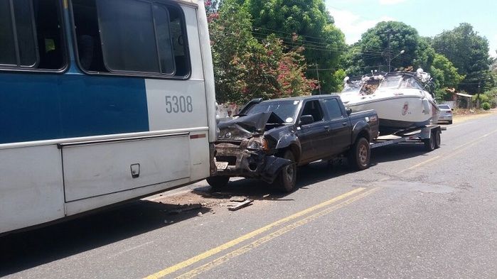Carro fica parcialmente destruído após acidente na PI-113 (Crédito: Reprodução)