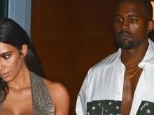 Kim Kardashian usa look ousado para acompanhar marido em show
