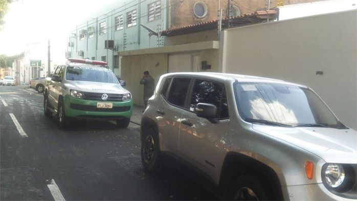 Polícia prende jovens suspeito de roubar carro ao lado do BPM (Crédito: Reprodução)