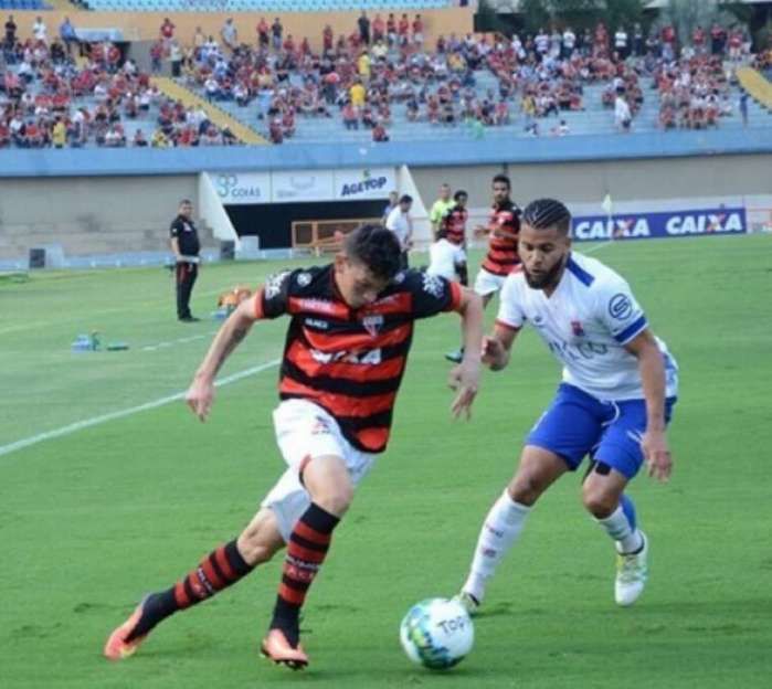 Júnior Viçosa deu a assistência do primeiro gol do Atlético-GO contra o Tricolor