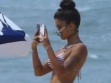 Aline Riscado exibe corpão em dia de praia com Felipe Roque