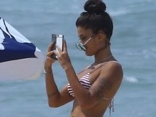 Aline Riscado exibe corpão em dia de praia com Felipe Roque
