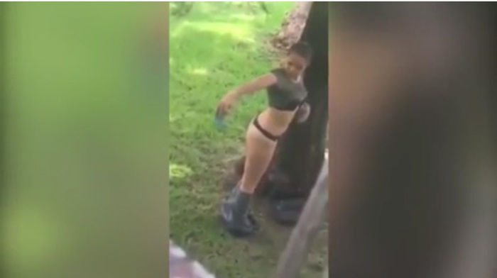Mulher é flagrada tirando selfie (Crédito: Reprodução)
