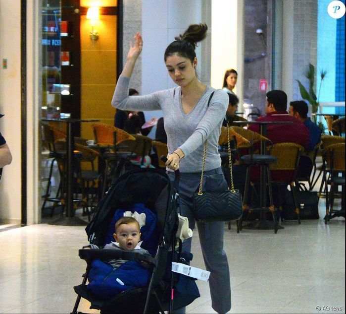 Filho de Sophie Charlotte esbanja simpatia ao embarcar em aeroporto (Crédito: Reproduçãq)