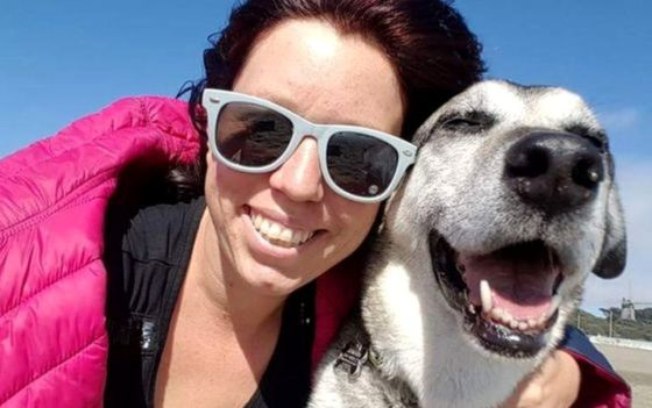 Kristy Ehrlich ao lado do seu caozinho Rockdog