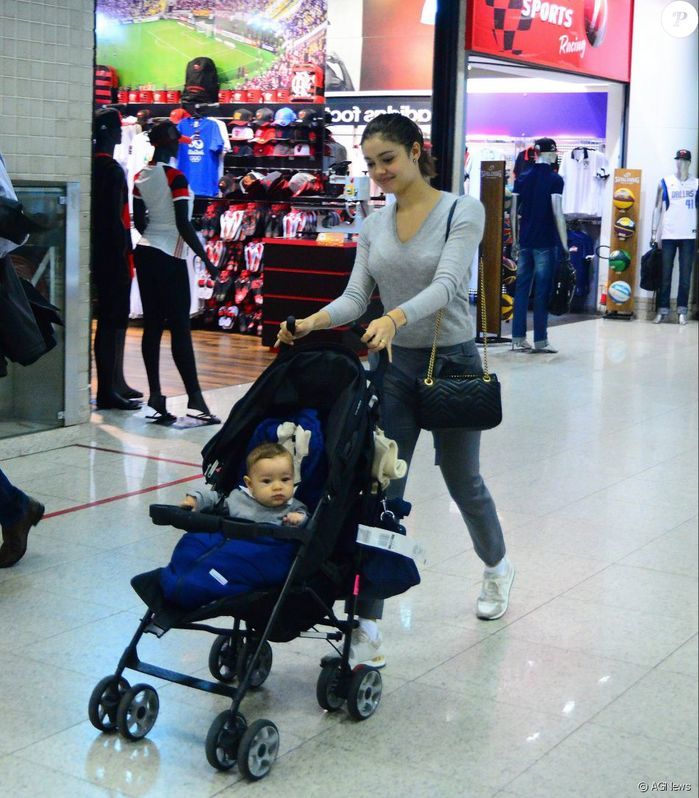 Filho de Sophie Charlotte esbanja simpatia ao embarcar em aeroporto (Crédito: Reproduçãq)