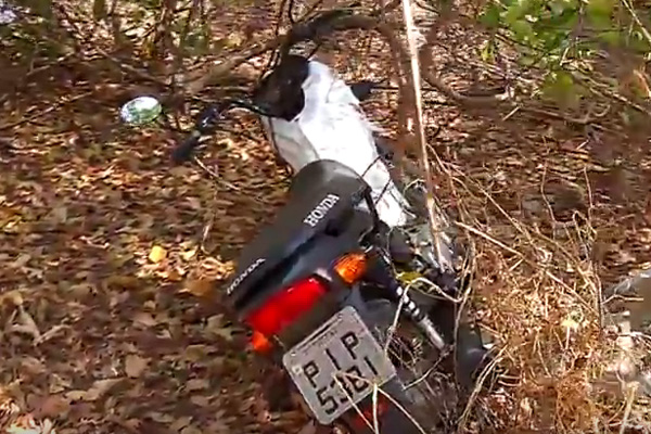 Moto encontrada no matagal (Crédito: Reprodução MN)